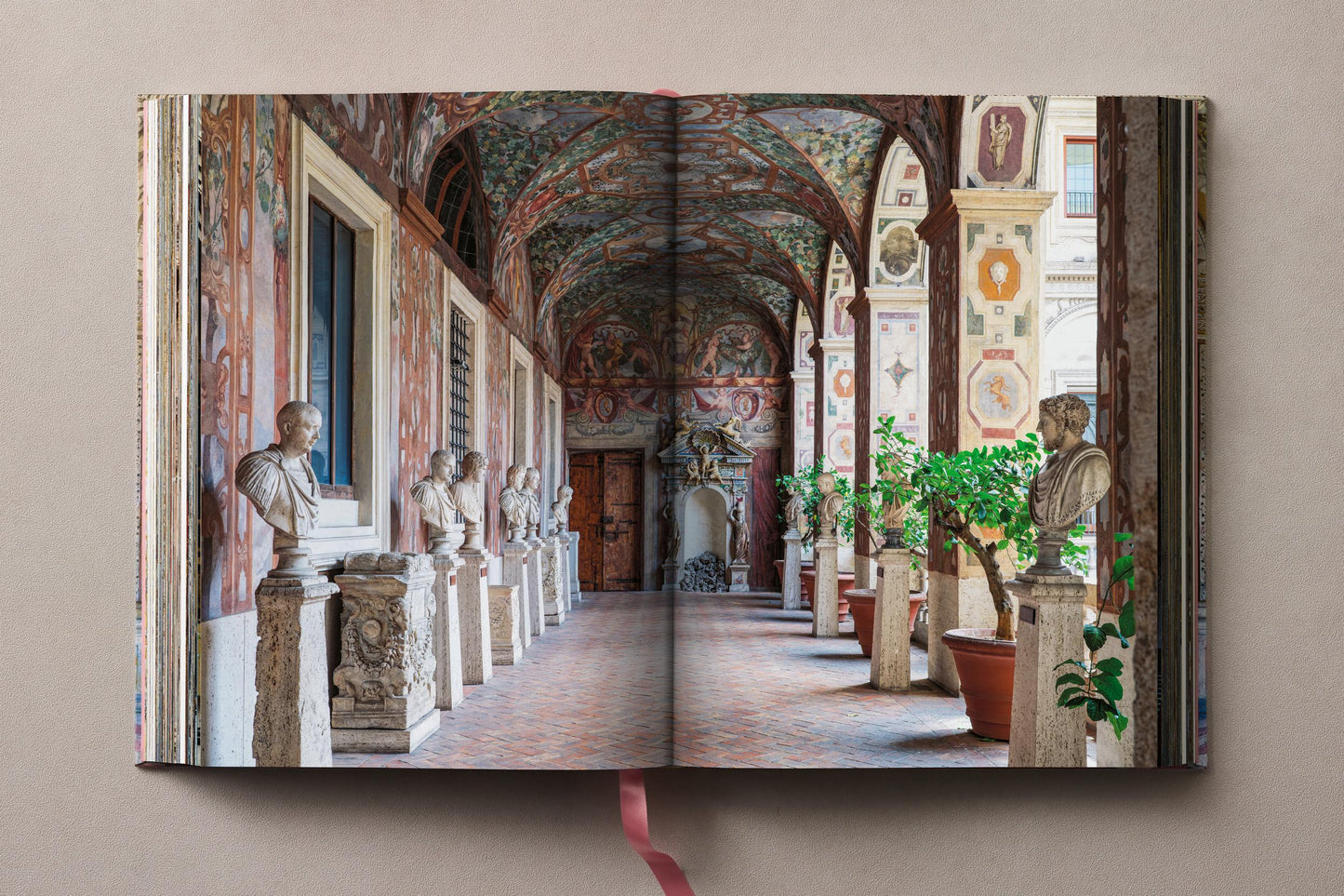Massimo Listri. Italian Palaces (German, French, English)